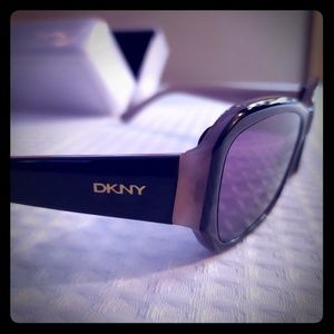 Dkny sunglassed